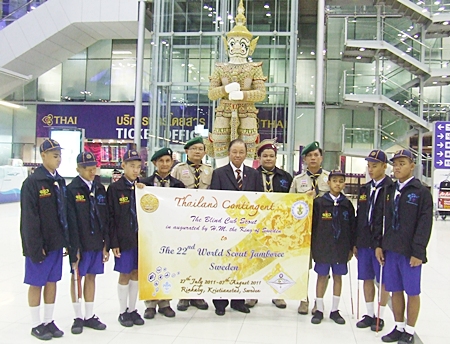 Students from Pattaya’s Redemptorist School for the Blind pose with Senator Sutham Phanthusak, Udom Wiwatsripaibun and Suchai Rujivanitkul at Suvarnabhumi airport.